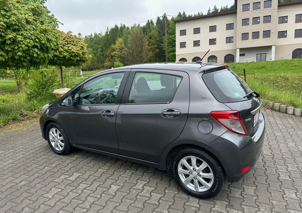 Toyota Yaris cena 27900 przebieg: 199000, rok produkcji 2013 z Ciechanów małe 137